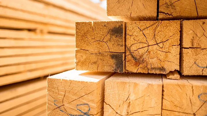 Massief Douglas hout constructiebalk in de werkplaats van KM Veranda's